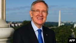 Trưởng khối đa số Đảng Dân chủ tại Thượng viện, ông Harry Reid, vẫn duy trì được chiếc ghế của ông trong một cuộc tranh đua gay go với ứng cử viên đảng Cộng hòa Sharron Angle