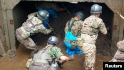 Các binh lính của lực lượng quốc phòng Nhật Bản tìm kiếm những người bị mất tích tại khu vực bị phá hủy do mưa lớn gây ra ở Aso, quận Kumamoto