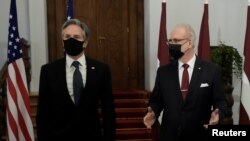 Secretário de Estado americano, Antony Blinken, e Presidente da Letónia, Egils Levits, em Riga, 30 de Novembro de 2021