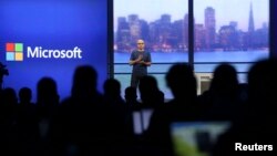 微软公司在旧金山的一个工业会议上演示新开发的Skype翻译工具