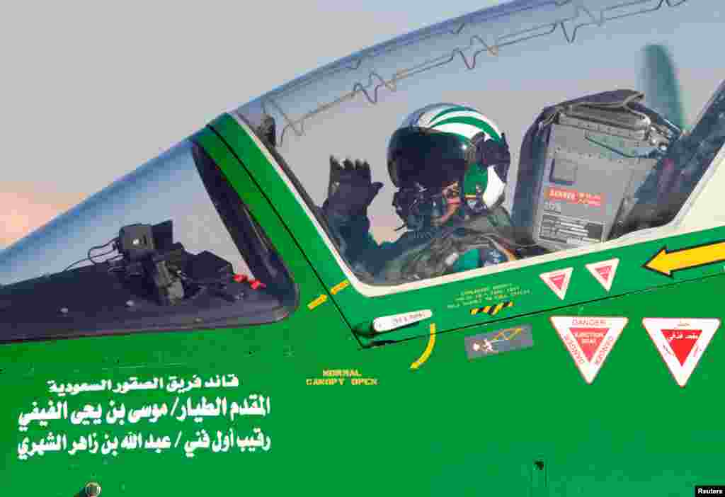 شو میں سعودی عرب کی فضائیہ کے ماہر پائلٹس نے ہوائی کرتب دکھائے۔ ایئر شو الثمامہ ایئرپورٹ ریاض میں منعقد ہوا۔