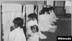 Native American girls saying bedtime prayers at the Phoenix Indian School in Arizona, June 1900.
