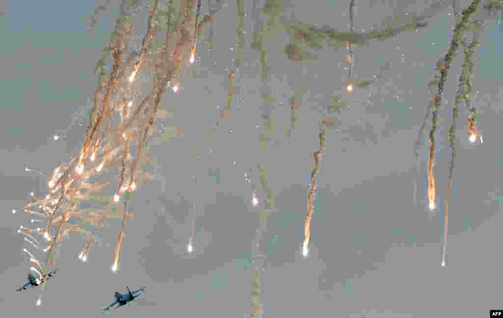 Jet-jet tempur Ukraina menembakkan misil di kota Izyum, Ukraina timur-laut.