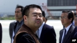 Cet homme présenté comme Kim Jong-Nam, le fils aîné du défunt dirigeant nord-coréen Kim Jong Il, lors de sa déportation du Japon vers Pékin, à l'aéroport international de Narita, au nord-est de Tokyo, 4 mai 2001