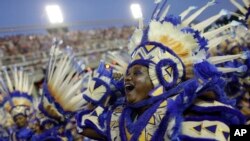 Penampil dari parade sekolah Portela samba selama perayaan Karnaval di Sambadrome di Rio de Janeiro, Brazil, Senin, 24 Februari 2020. (Foto AP/Silvia Izquierdo)