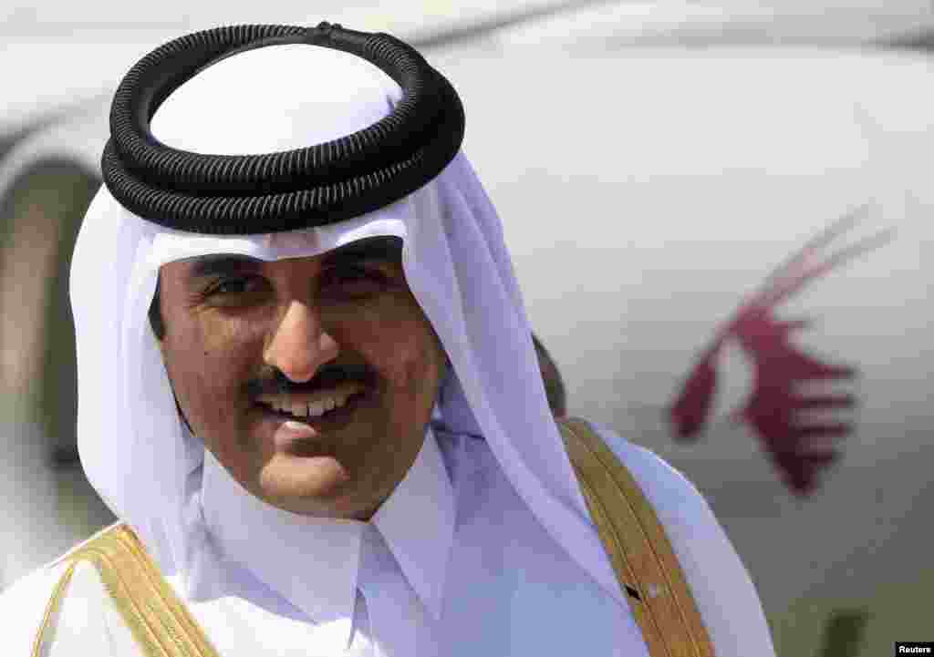 Putra Mahkota Qatar dan Emir yang baru Sheikh Tamim Bin Hamad Al Thani di bandar udara Khartoum, Sudan, dalam kunjungan pada 2011 untuk mempererat hubungan-hubungan ekonomi. (Reuters/Mohamed Nureldin Abdallah)