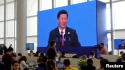 Reporters at media centre of Boao Forum for Asia watch Chinese President Xi Jinping delivering his speech at the annual forum, in Boao, in the southern Chinese province of Hainan, Apr. 10, 2018.