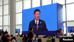 记者在博鳌论坛新闻中心观看中国国家主席习近平讲话（2018年4月10日）