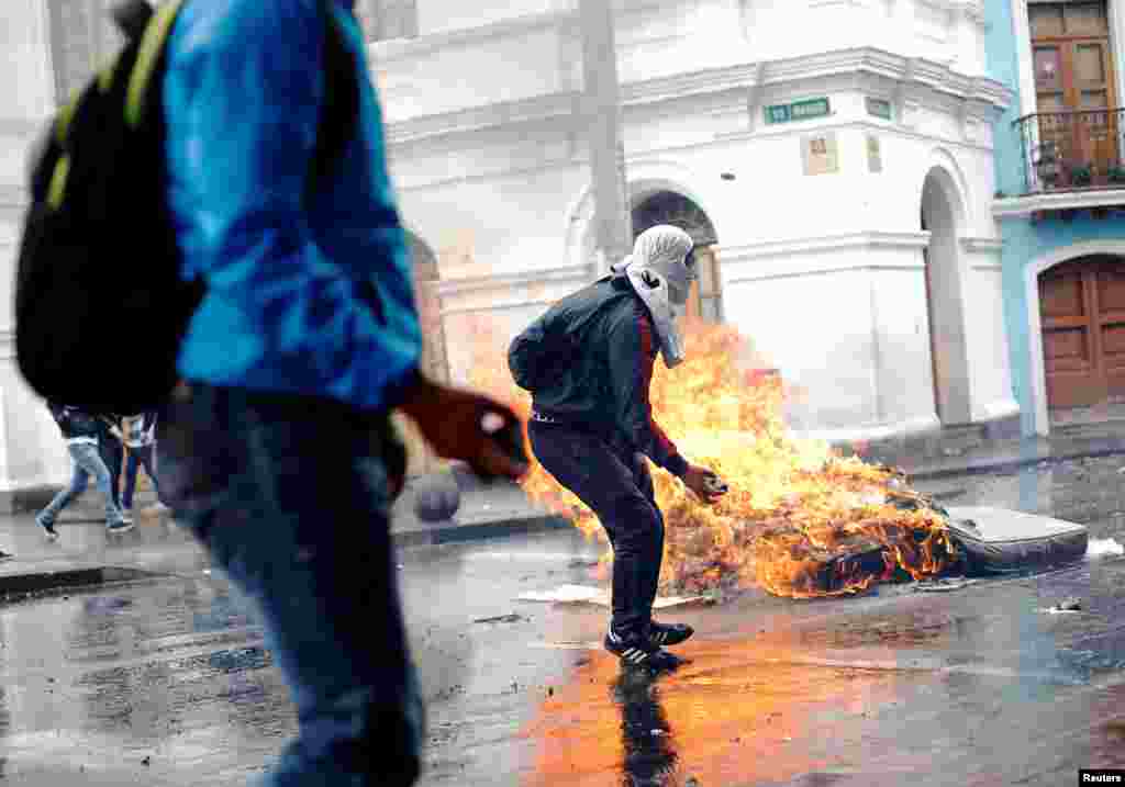 En Quito, la capital, las protestas incluyeron el cierre de calles y la quema de neumáticos.&nbsp;