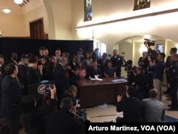 El alcalde de Los Angeles, Eric Garcetti, acompañado del jefe de Policía de la ciudad Charlie Beck, y el concejal Gil Cedillo, defienden la ciudad como refugio en el Día de los Inmigrantes de Los Angeles. Foto: Arturo Martínez, VOA