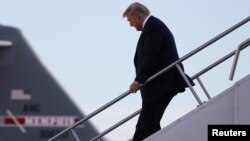 El presidente Donald Trump baja del Air Force One a su llegada a Memphis, Tennessee, el 2 de octubre de 2018.