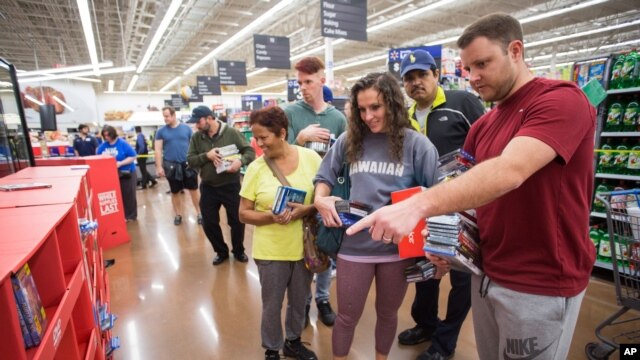 Compradores en una tienda de Walmart en Rogers, Arkansas.