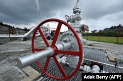 Pekerja PT. Pertamina Geothermal Energy memeriksa salah satu sumur produksinya di Kamojang pada 22 April 2010. (Foto: AFP/Adek Berry)