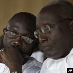 Le candidat du CDC, Winston Tubman, (à dr.), en compagnie de son co-listier George Weah.