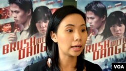 Livi Zheng, sutradara film Hollywood "Brush with Danger" menjawab pertanyaan dari hadirin di Yogyakarta, Selasa 10/11 (VOA/Munarsih).