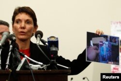 資料照：美國女性權益組織“女權無疆界”主席瑞潔女士 （Reggie Littlejohn）在美國會的一個聽證會上展示被指中國強制墮胎的照片。 （2011年1月18日）