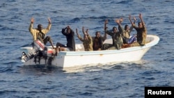 Para tersangka bajak laut yang berhasil ditangkap di lepas pantai Somalia (foto: dok). Para perompak membebaskan 5 awak kapal yang disandera di lepas pantai Nigeria hari Selasa 14/5. 