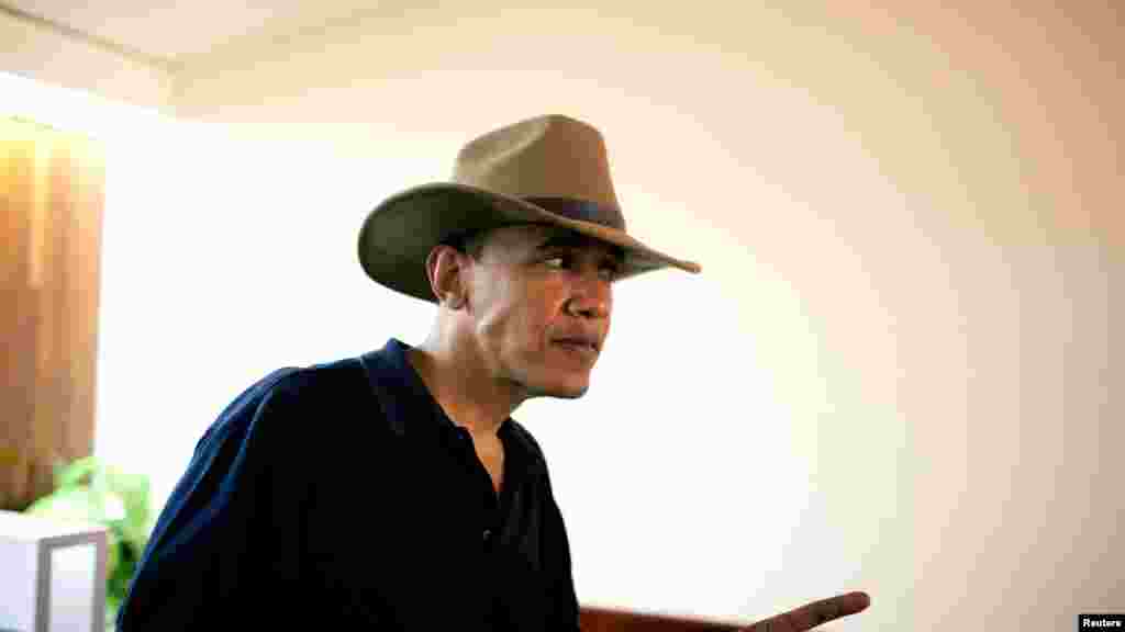 Le président Barack Obama porte un chapeau d&#39;explorateur lors de son voyage en Egypte, près du Caire, 4 juin 2009.