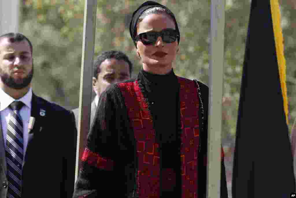 Qatar&#39;s First Lady Sheika Mozah bint Nasser al-Missned attends a welcome ceremony upon her arrival at the Rafah border crossing with Egypt, southern Gaza Strip, October 23, 2012. 