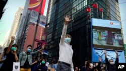Manifestantes protestan en el distrito financiero de Hong Kong, el jueves 14 de noviembre de 2019. Dos senadores estadounidenses han propuesto un proyecto de ley que requiere más escrutinio de EE.UU. a Hong Kong.