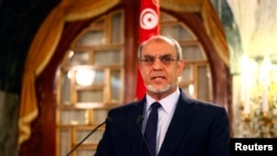 2月19日在突尼斯的以此记者会上吉巴里总理宣布辞职