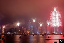 Feux d'artifice au port Victoria de Hong Kong