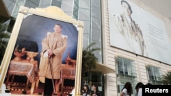 Portraits of Thailand's King Maha Vajiralongkorn Bodindradebayavarangkun and the late King Bhumibol Adulyadej are displayed at a department store in central Bangkok, Thailand, Jan. 17, 2017.