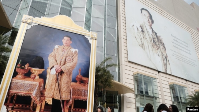 Portraits of Thailand's King Maha Vajiralongkorn Bodindradebayavarangkun and the late King Bhumibol Adulyadej are displayed at a department store in central Bangkok, Thailand, Jan. 17, 2017.