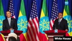 美国总统奥巴马星期一与埃塞俄比亚总理德萨莱尼在会谈后举行的联合记者会上 (2015年7月27日)