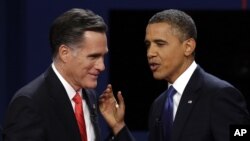 3일 열린 미국 대선 첫 공개토론회를 마치고 대화를 나누는 미트 롬니 공화당 후보(왼쪽)와 바락 오바마 대통령.