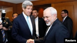Menlu AS John Kerry berjabat tangan dengan Menlu Iran Mohammad Javad Zarif sebelum perundingan nuklir di Jenewa (foto: dok).