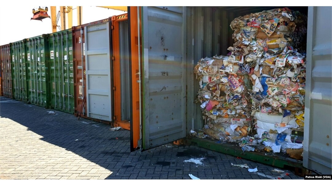 Deretan kontainer berisi sampah kertas bercampur plastik asal Australia di Terminal Petikemas Surabaya (Foto:VOA/Petrus Riski).
