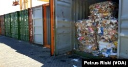 Deretan kontainer berisi sampah kertas bercampur plastik asal Australia di Terminal Petikemas Surabaya (Foto:VOA/Petrus Riski).