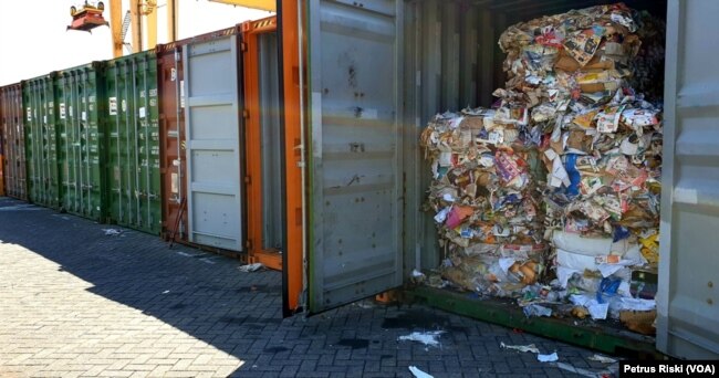 Deretan kontainer berisi sampah kertas bercampur plastik asal Australia di Terminal Petikemas Surabaya (Foto:VOA/Petrus Riski).