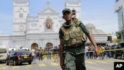 Militer Sri Lanka mengamankan lokasi ledakan di Kuil St. Anthony, Kolombo, pasca serangan bom hari Minggu (21/4). 