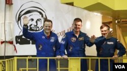Astronot AS Ron Garan (kiri), kosmonot Rusia Alexander Samokutyayev (tengah) dan Andrei Borisenko.