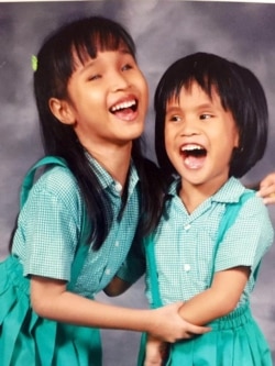 Dua sahabat tunanetra yang bersahabat sejak kecil, Salsa (kiri) dan Andrea (Dea) (foto: courtesy).