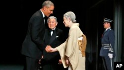 El presidente Obama es recibido por el emperador Akihito (centro) y la emperatriz Michiko, durante una cena de estado en el Palacio Imperial de Tokio.