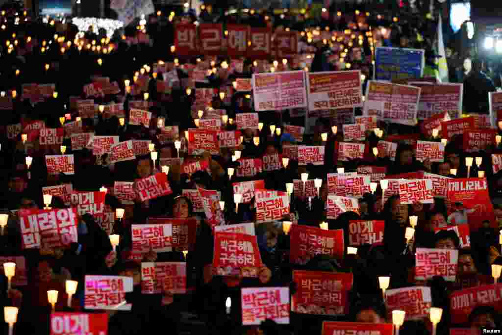 تظاهرات مردم علیه &laquo;پارک گئون هی&raquo; رئیس جمهور کره جنوبی در سئول برگزار شد.&nbsp; پلاکارد&zwnj;هایی&zwnj; که در دست معترضان است نوشته: &laquo;پارک گئون هی، بلافاصله استعفا بده.&raquo; معترضان به خاطر رسوایی سیاسی خواستار برکناری او شدند.