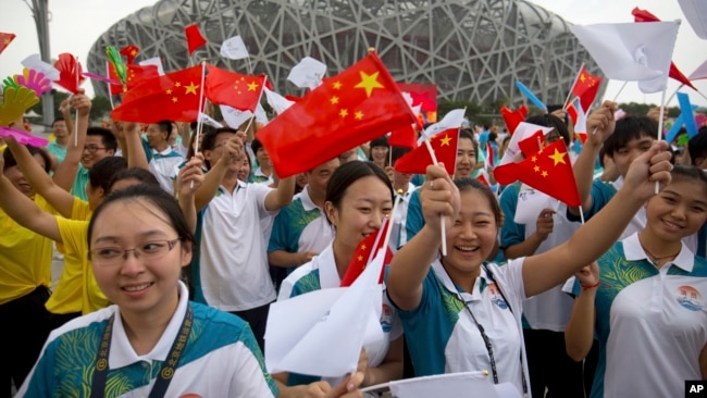 资料照：在北京奥林匹克体育场外，人们庆祝北京成功申办2022年冬季奥运会。（2015年7月31日）