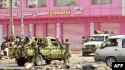 Tentara Sudan berjaga di sebuah jalan di Khartoum, ibu kota Sudan, Minggu, 9 Juni 2019. Polisi Sudan menembakkan gas air mata untuk membubarkan demonstrasi pada hari pertama pembangkangan sipil pada Minggu.
