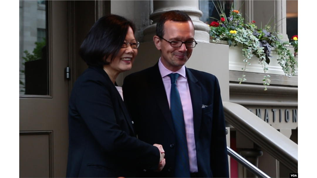 民進黨主席蔡英文與美台商會會長韓儒伯(美國之音夕夕拍攝)