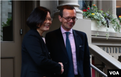 民进党主席蔡英文与美台商会会长韩儒伯 (美国之音夕夕拍摄)