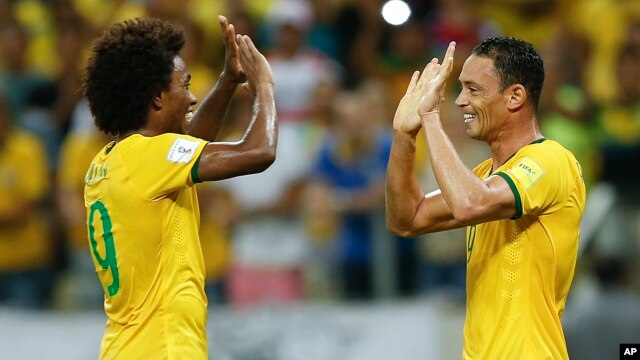 Ricardo Oliveira (derecha) celebra con Willian uno de los tres goles contra Venezuela.