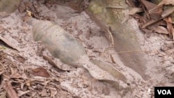 Mortar zaman pendudukan Perancis ditemukan hanya beberapa meter dari sebuah taman kanak-kanak di Vietnam tengah. (VOA/M. Brown) 