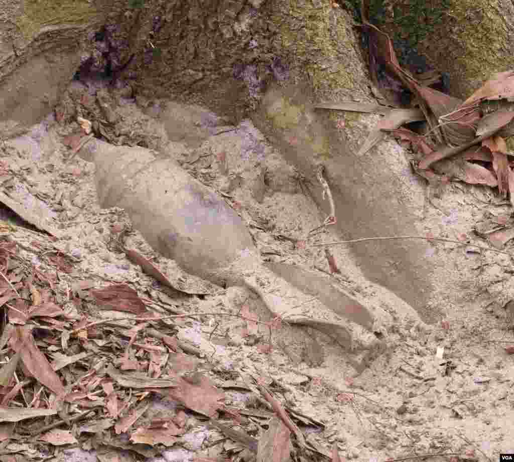 Mortar zaman pendudukan Perancis ditemukan hanya beberapa meter dari sebuah taman kanak-kanak. (VOA/M. Brown) 