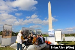A raft on the National Mall in Washington, D.C. helps demonstrate the plight of refugees and displaced people must endure to escape war and persecution. (B. Allen/VOA)