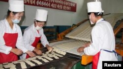 북한 강원도 문천의 식품 공장에서 유엔 산하 세계식량계획의 지원으로 영양강화식품을 생산하고 있다.