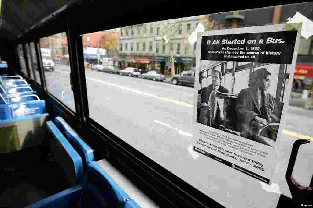 Poster berjudul &quot;Semua Dimulai dalam Sebuah Bus&quot;, ditempel di jendela kursi depan sebuah bus di kota New York untuk menghormati Rosa Parks, 1 Desember 2005.