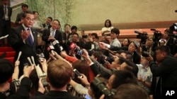 El ministro de Exteriores chino, Wang Yi, es entrevistado por reporteros durante la reunión de ministros de la ASEAN, en Manila, Filipinas.